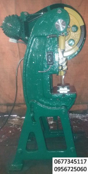 пресс кривошипный  6,3 тонн усилием советский , пресс с кривошипно-шатунным механизмом действия и электрическим питанием , ,олх ,предназначен для операций холодной штамповки: вырубки, пробивки, гибки, неглубокой вытяжки , опресcовки  зажимов , скоб и наконечников на проводах , таблетпресс , таблетирование , возможность ручного , операций холодной штамповки из ленты, полосы и штучных заготовок, простота в работе и обслуживании ножного управления, штампы, пуансон , матрица, блоки штампов, пресс предназначен для различных , пресс небольшой кривошипный, пресс механический для небольшого бизнеса, Штампы, блоки штампов ,матрица, пуансон, штамповая оснастка, струбцины , штативы, ручной пресс для штамповки, рычажный ручной пресс для штамповки, пресс гараж , пресс мастерская, предназначен для штамповки деталей на провал, а также других операций штамповки с необходимым усилием до 6,3 тонн. Ход ползуна регулируемый.